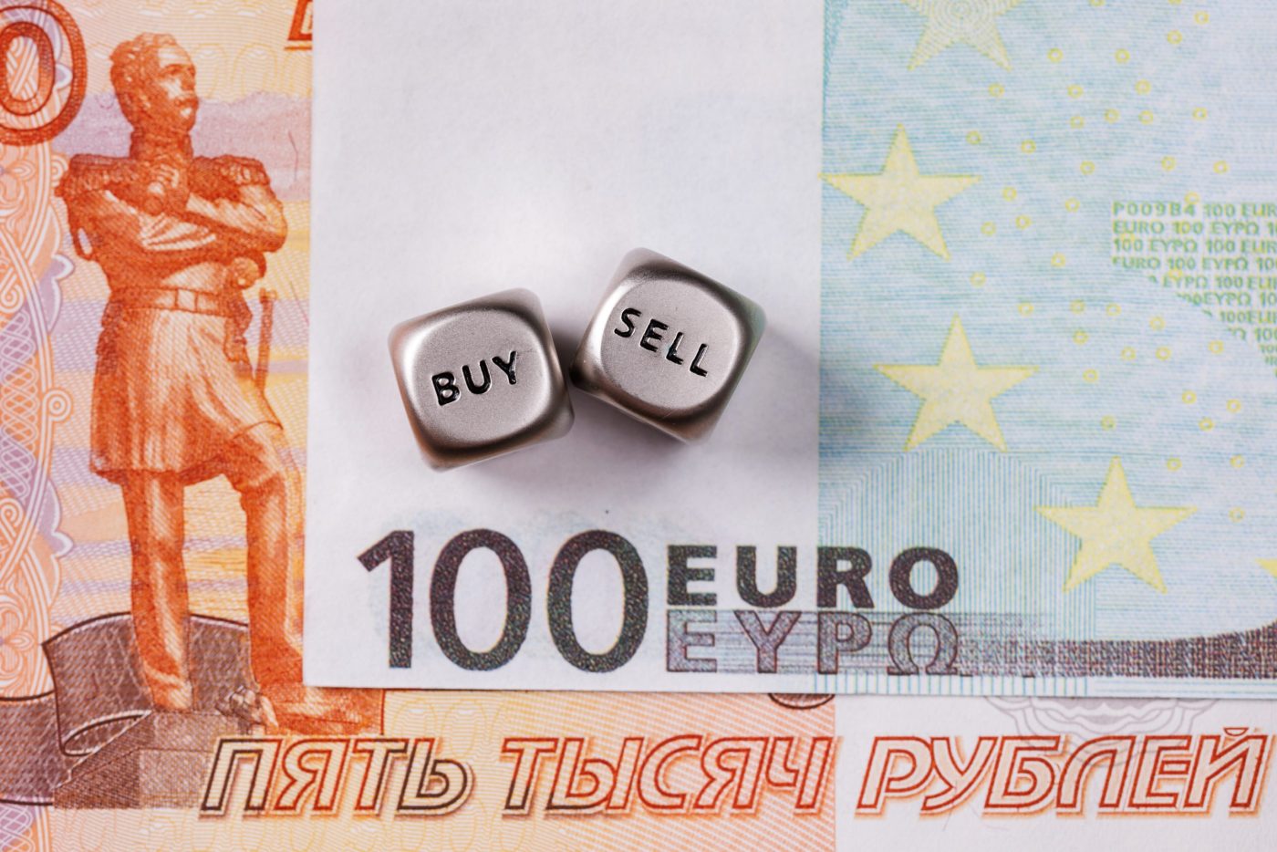 купюра 100 евро и 5000 рублей