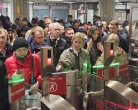 толпа людей в метро