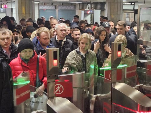 толпа людей в метро