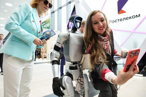 человек и робот, селфи