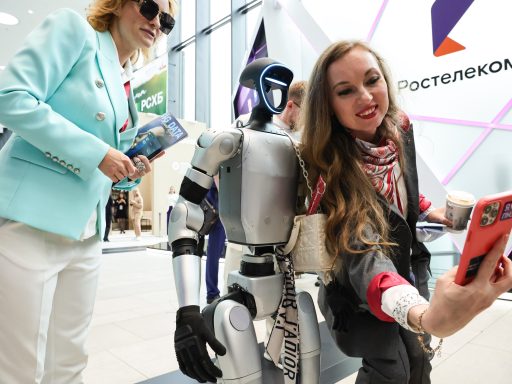 человек и робот, селфи