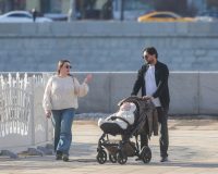 молодая семья с ребенком