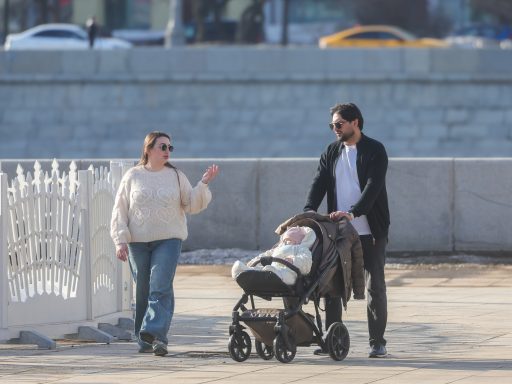 молодая семья с ребенком