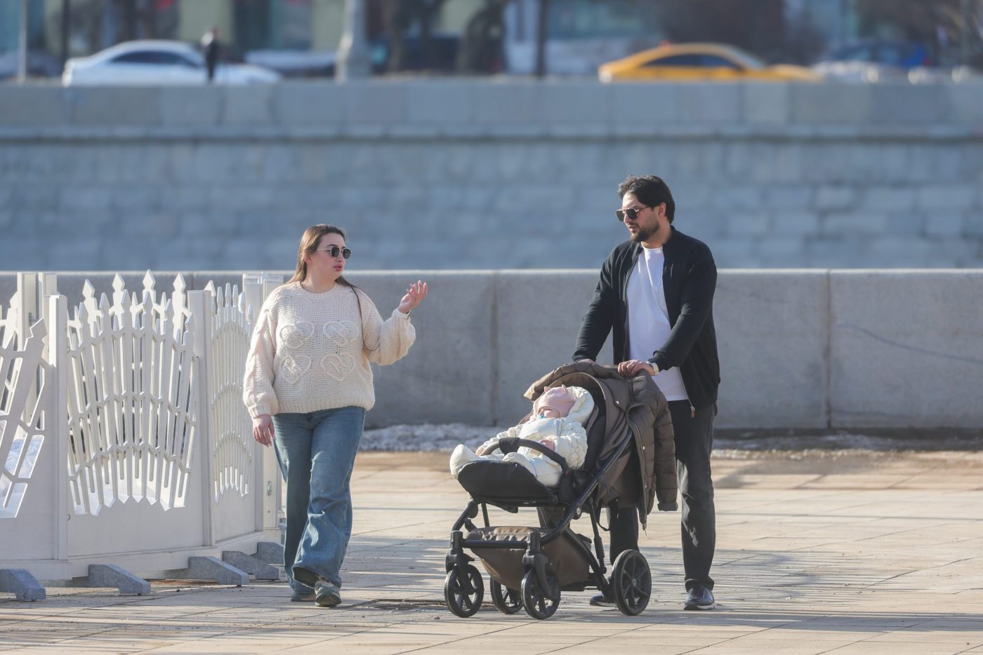 молодая семья с ребенком