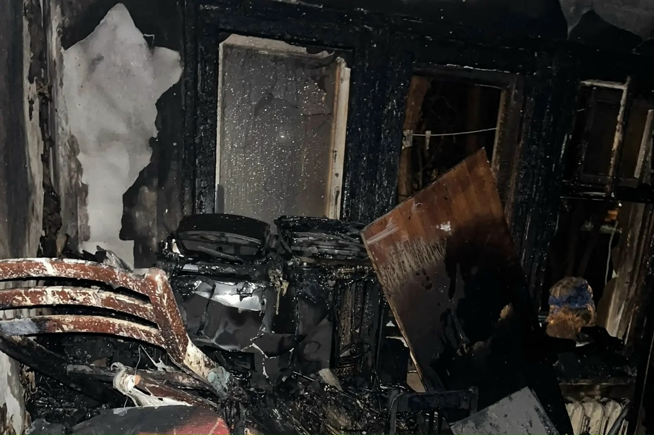 В Пензе при пожаре в квартире на втором этаже погиб хозяин жилища