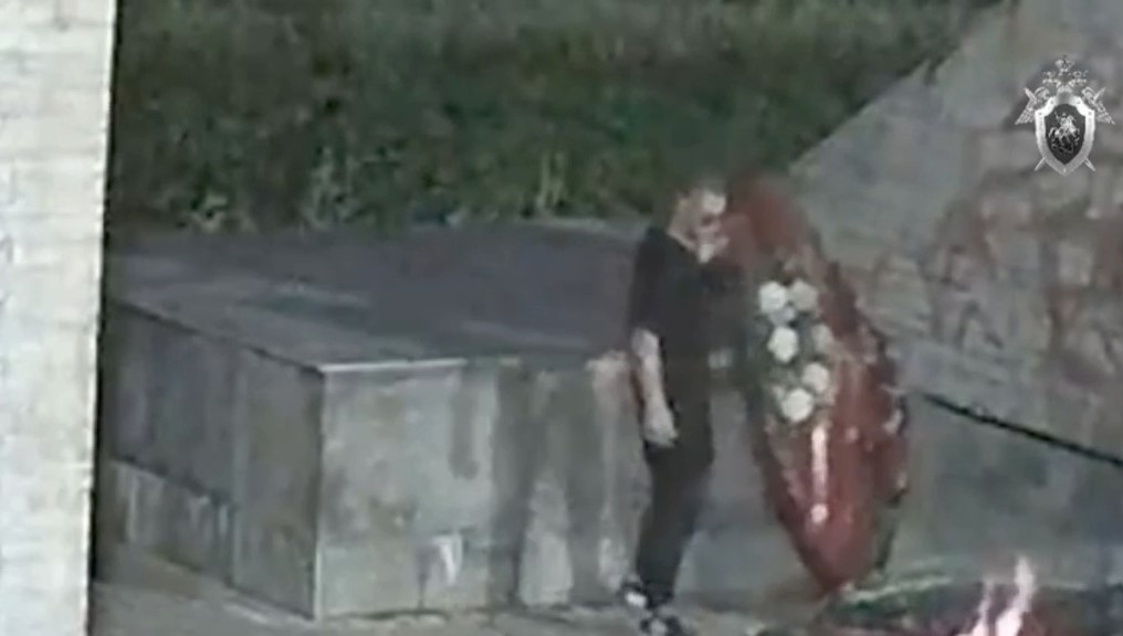 В Старой Руссе будут судить уроженца Украины Афонина, сжегшего венки в Вечном огне