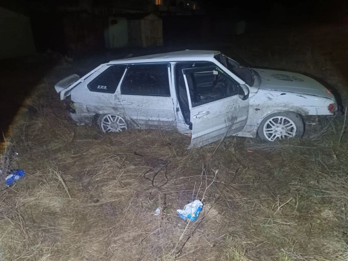 перевернул ВАЗ с двумя школьниками