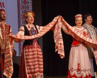 На сцене – белорусский ансамбль «Крыница»