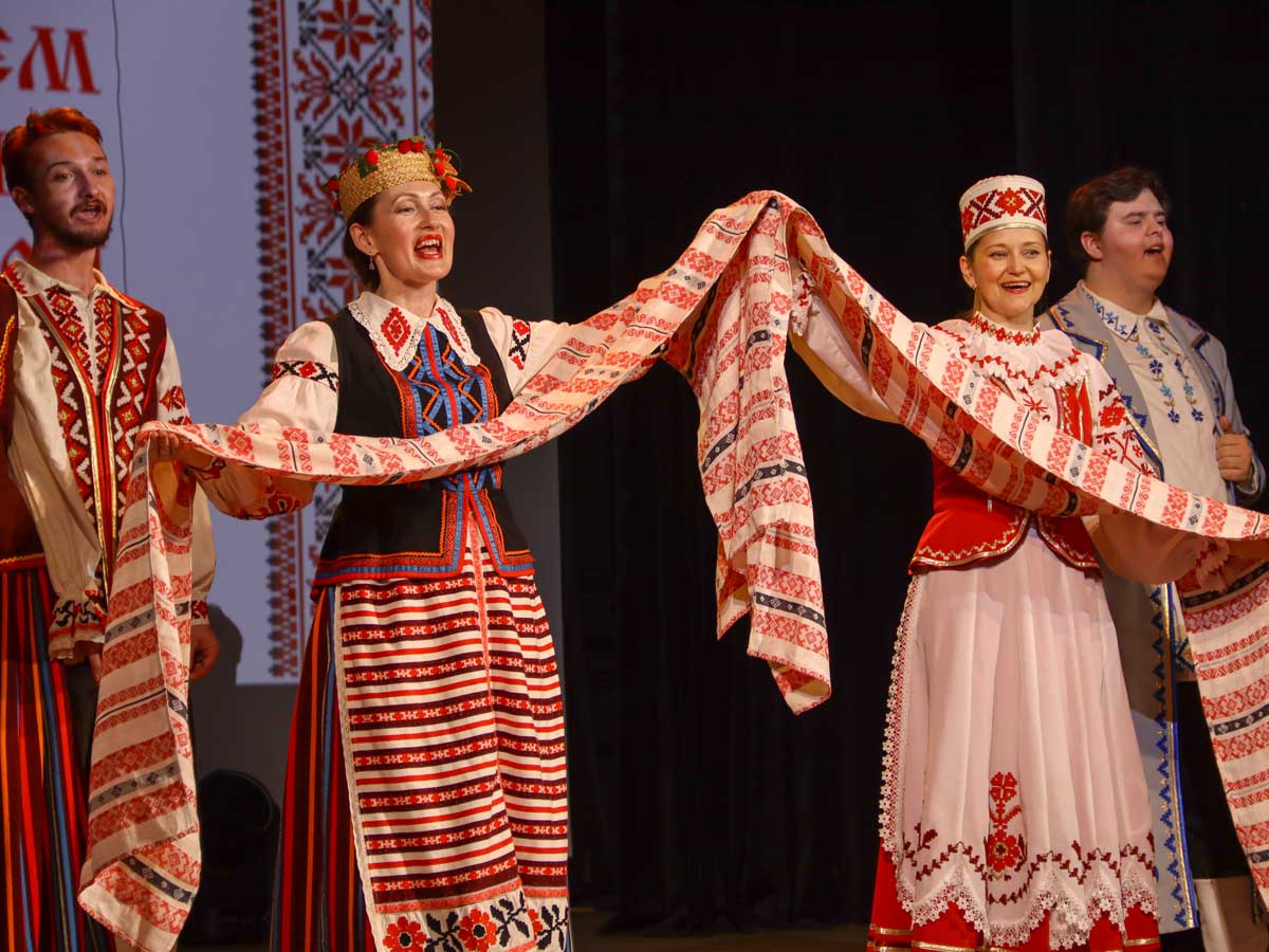 На сцене – белорусский ансамбль «Крыница»