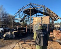 Под Старой Руссой гараж выгорел дотла, но баллоны с газом не взорвались