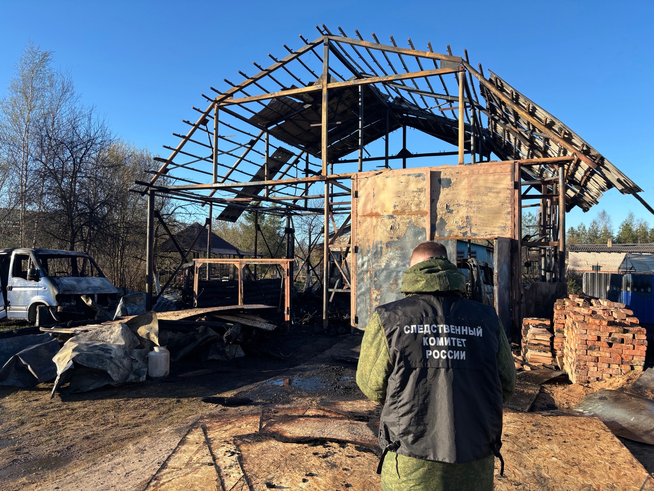 Под Старой Руссой гараж выгорел дотла, но баллоны с газом не взорвались