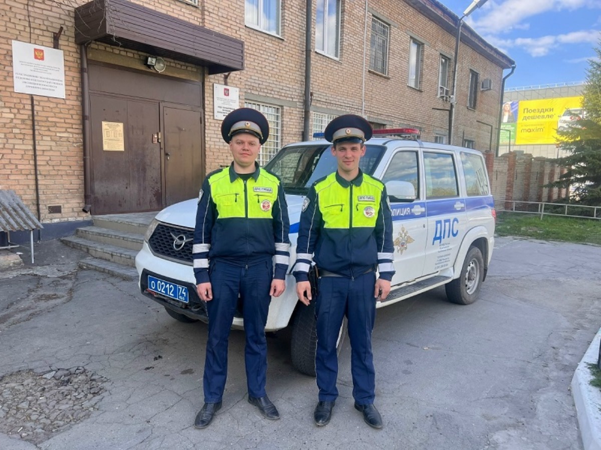 спасли мужчину из горящей квартиры