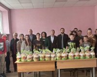 Единороссы Железнодорожного района поздравили семьи вынужденных переселенцев с наступающей Пасхой