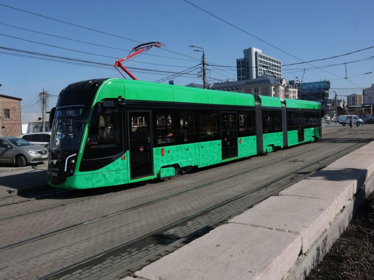 трамвай из трех вагонов