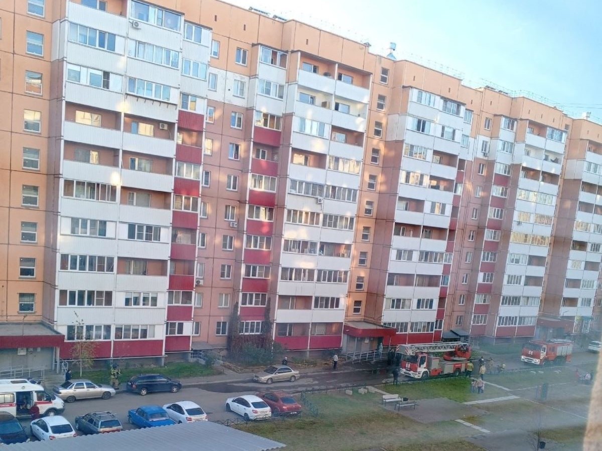 разбила и подожгла