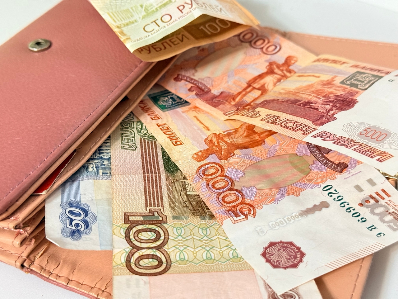 В Комсомольске полиция спасла пенсионерку от потери трех миллионов рублей