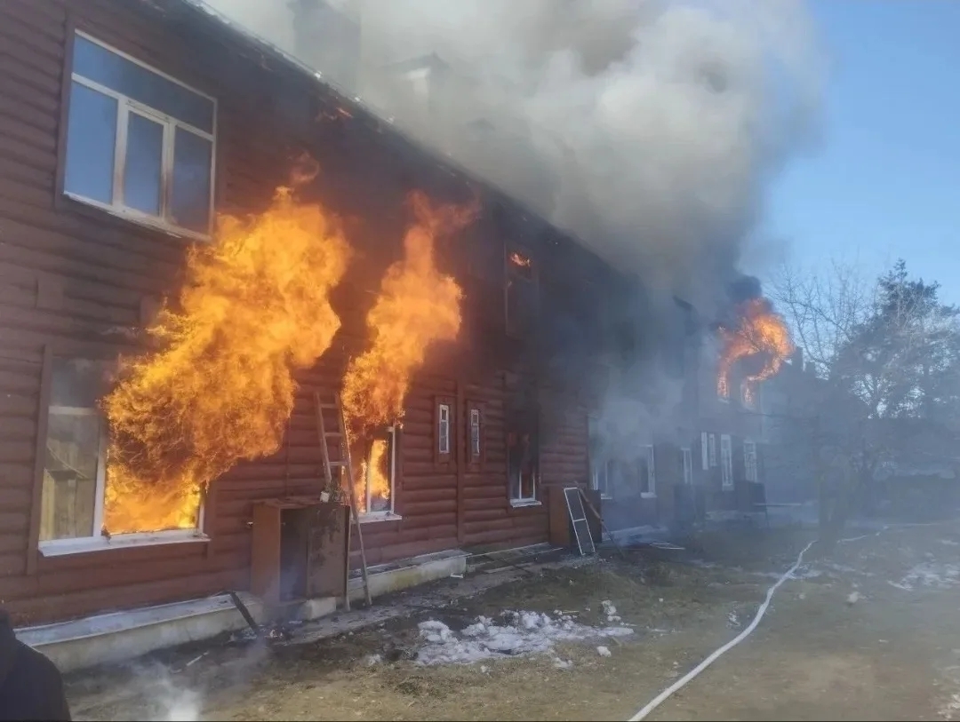 В новгородском посёлке Хвойная горит двухэтажный деревянный дом