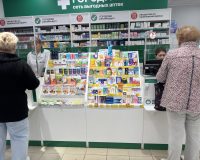 люди покупают в аптеке лекарства