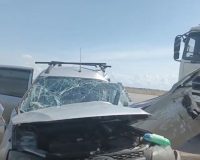 грузовик врезался в машину с маленьким ребенком