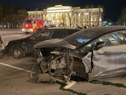 Автопобоище на Софийской площади Великого Новгорода