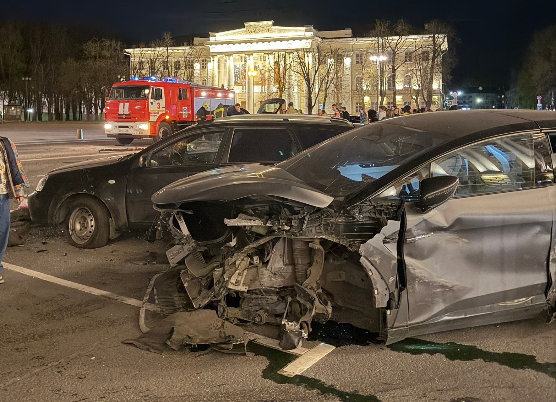 Автопобоище на Софийской площади Великого Новгорода