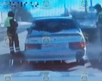 На скамью подсудимых сядут двое жителей Тверской области в возрасте 36 и 48 лет. Они обвиняются по ч. 3 ст. 158 УК РФ (кража, совершённая группой лиц по предварительному сговору, с незаконным проникновением в иное хранилище, в крупном размере). По версии следствия, в декабре 2025 года обвиняемые, действуя группой лиц, похитили на автостоянке дороги М-11 «Нева» Москва – Санкт-Петербург в Окуловском округе косметическую продукцию, перевозимую грузовой автомашиной, водитель которой остановился на отдых. В ночное время сообщники взломали запорные устройства полуприцепа, после чего перегрузили добычу в свой автомобиль и покинули место совершения преступления. Впоследствии автомобиль с похищенным товаром был остановлен сотрудниками правоохранительных органов на территории Тверской области. Общая сумма ущерба составила свыше 395 тыс. рублей. Вину в совершении преступлений обвиняемые не признали. Уголовное дело с утвержденным прокурором обвинительным заключением направлено в Окуловский районный суд для рассмотрения по существу.