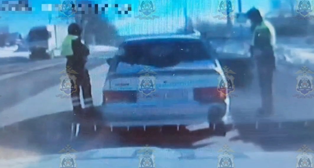 На скамью подсудимых сядут двое жителей Тверской области в возрасте 36 и 48 лет. Они обвиняются по ч. 3 ст. 158 УК РФ (кража, совершённая группой лиц по предварительному сговору, с незаконным проникновением в иное хранилище, в крупном размере). По версии следствия, в декабре 2025 года обвиняемые, действуя группой лиц, похитили на автостоянке дороги М-11 «Нева» Москва – Санкт-Петербург в Окуловском округе косметическую продукцию, перевозимую грузовой автомашиной, водитель которой остановился на отдых. В ночное время сообщники взломали запорные устройства полуприцепа, после чего перегрузили добычу в свой автомобиль и покинули место совершения преступления. Впоследствии автомобиль с похищенным товаром был остановлен сотрудниками правоохранительных органов на территории Тверской области. Общая сумма ущерба составила свыше 395 тыс. рублей. Вину в совершении преступлений обвиняемые не признали. Уголовное дело с утвержденным прокурором обвинительным заключением направлено в Окуловский районный суд для рассмотрения по существу.