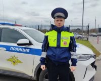 Сотрудники новгородской Госавтоинспекции доставили в больницу терявшую сознание женщину