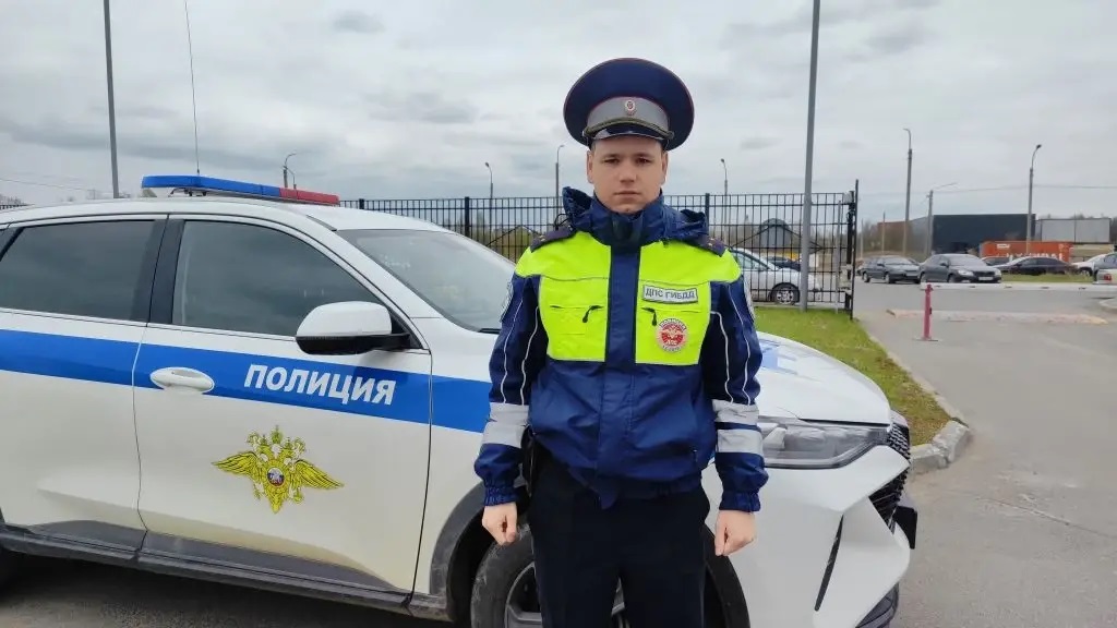 Сотрудники новгородской Госавтоинспекции доставили в больницу терявшую сознание женщину