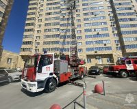 из 16-этажки спасли женщину и ребенка