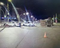 грузовик упал на бок после столкновения с легковушкой