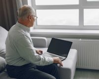 В вебинаре по программе курсов компьютерной грамотности для пенсионеров приняли участие представители 67 регионов России