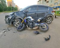 В Пензе байкерша врезалась в кроссовер «Киа» и попала в больницу