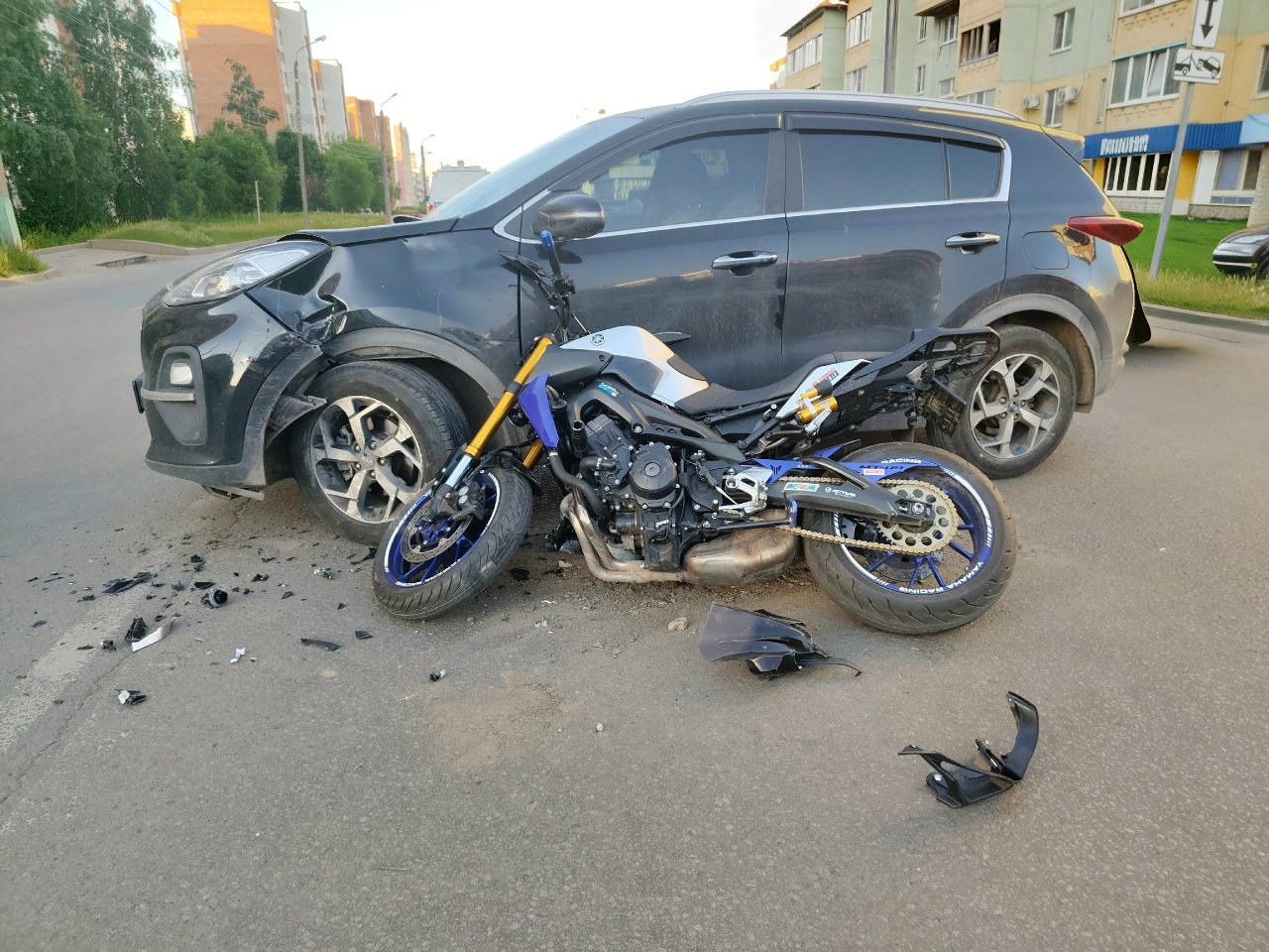 В Пензе байкерша врезалась в кроссовер «Киа» и попала в больницу
