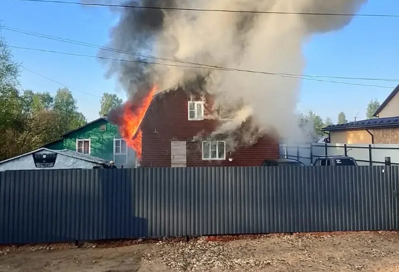 В Новгородской области мать и сын спаслись при пожаре, дедушка – погиб