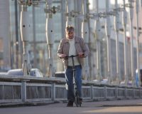 Мужчина на электросамокате