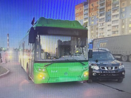 автобус и легковушка попали в ДТП