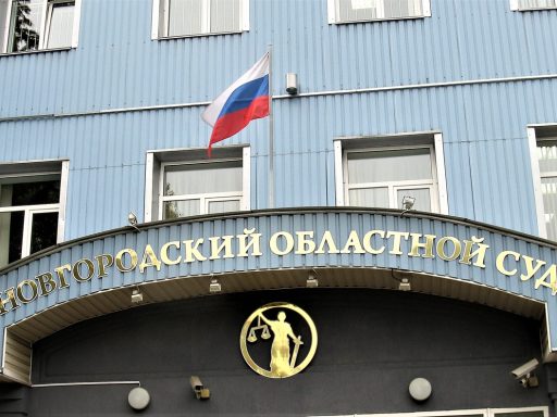 Имела право сотрудница суда требовать от меня назвать СМС-код?