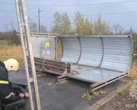 В Новгородской области остановочный павильон раздавил человека