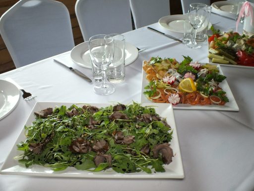 Три вкусных салата за пять минут, в которых ничего не нужно варить