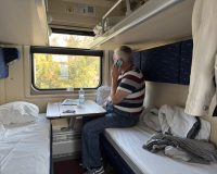 Можно ли сидеть на нижней полке пассажирам с верхних и куда им класть багаж?