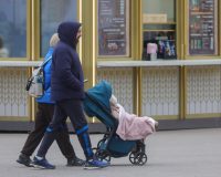 молодые люди с детской коляской