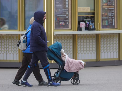 молодые люди с детской коляской
