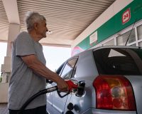Мужчина заправляет бензином свое авто