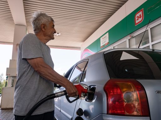 Мужчина заправляет бензином свое авто