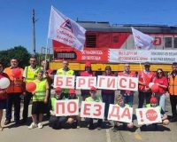 В Орловской области на железнодорожных переездах работники магистрали напомнили водителям о правилах пересечения железнодорожных путей
