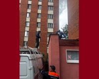 В Пензе спасатели сняли застрявшего на крыши козырька подъезда ребёнка