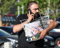 Человек говорит по смартфону