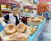 Узбекская женщина продает лепешки