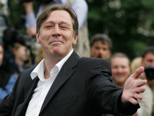 Михаил Ефремов всё оставил бывшей жене и переехал к молодой возлюбленной